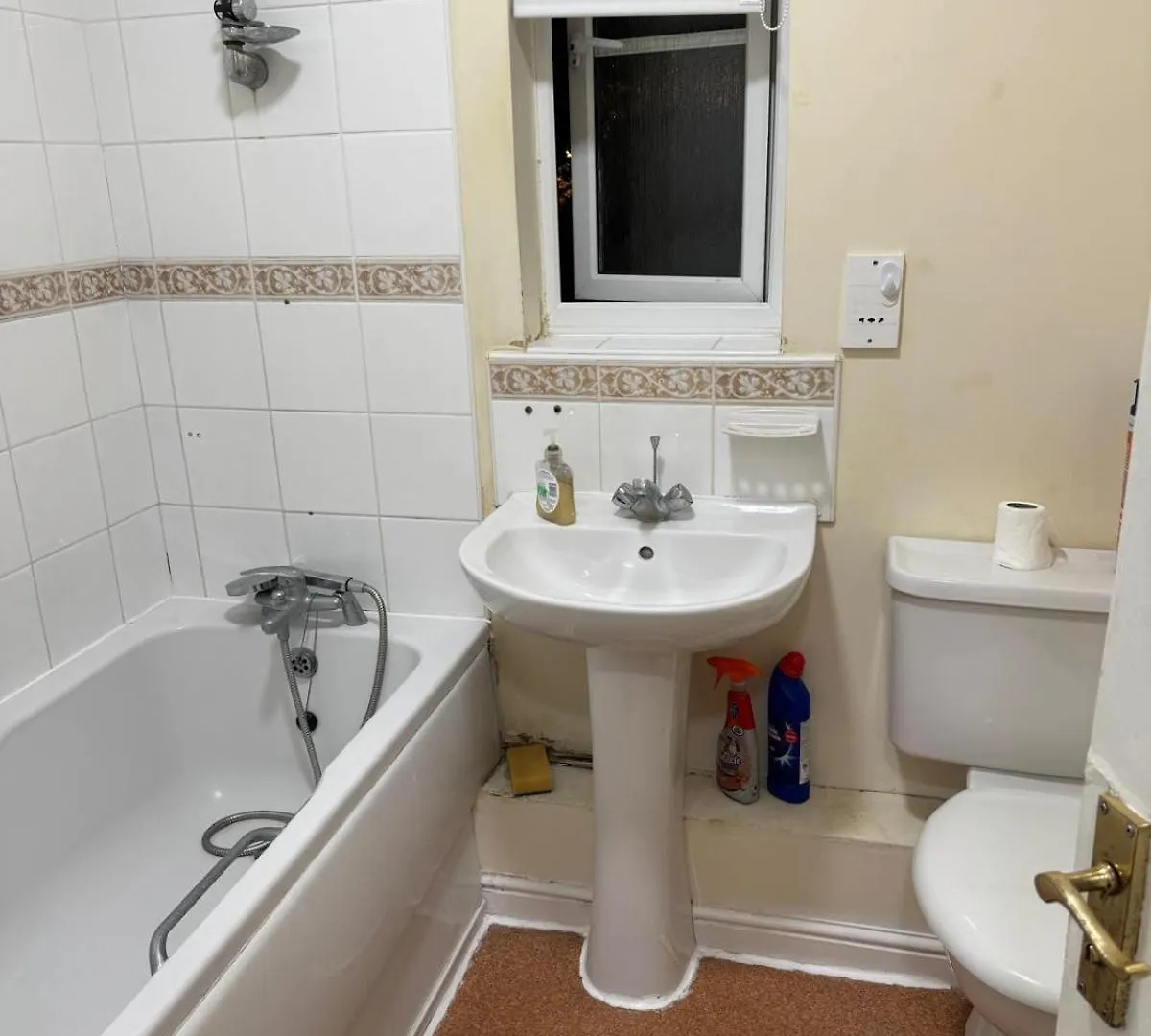 Natural Full Flat Near Station With Private Toilet Shower Kitchen In Central London Apartment 0*,  United Kingdom